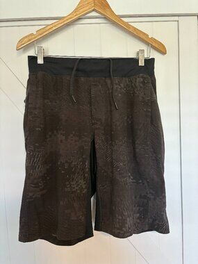 Lululemon T.H.E. Short 9" Linerless Men's Medium Geo Camo Charcoal EUC